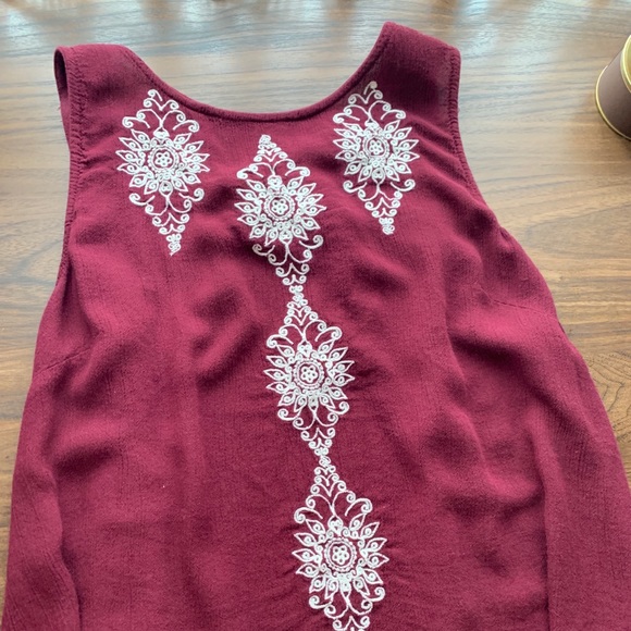 Cute open back tank! - Picture 3 of 4